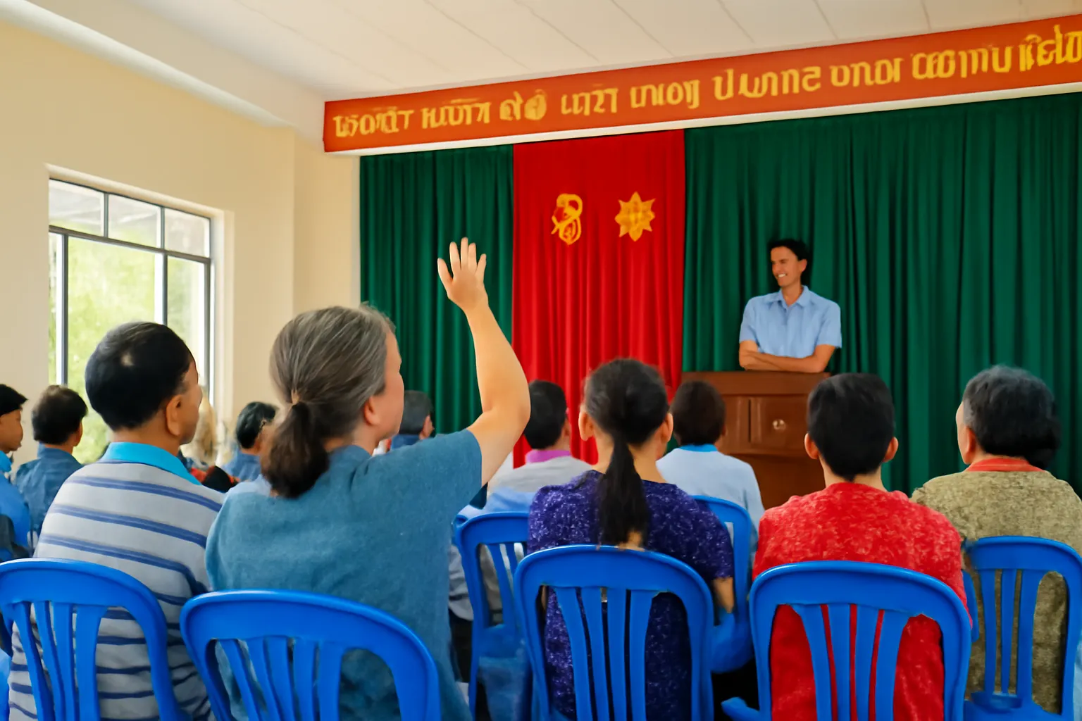 Cư dân khu phố họp tại nhà văn hoá ở Hải Phòng, cán bộ phường đang trình bày