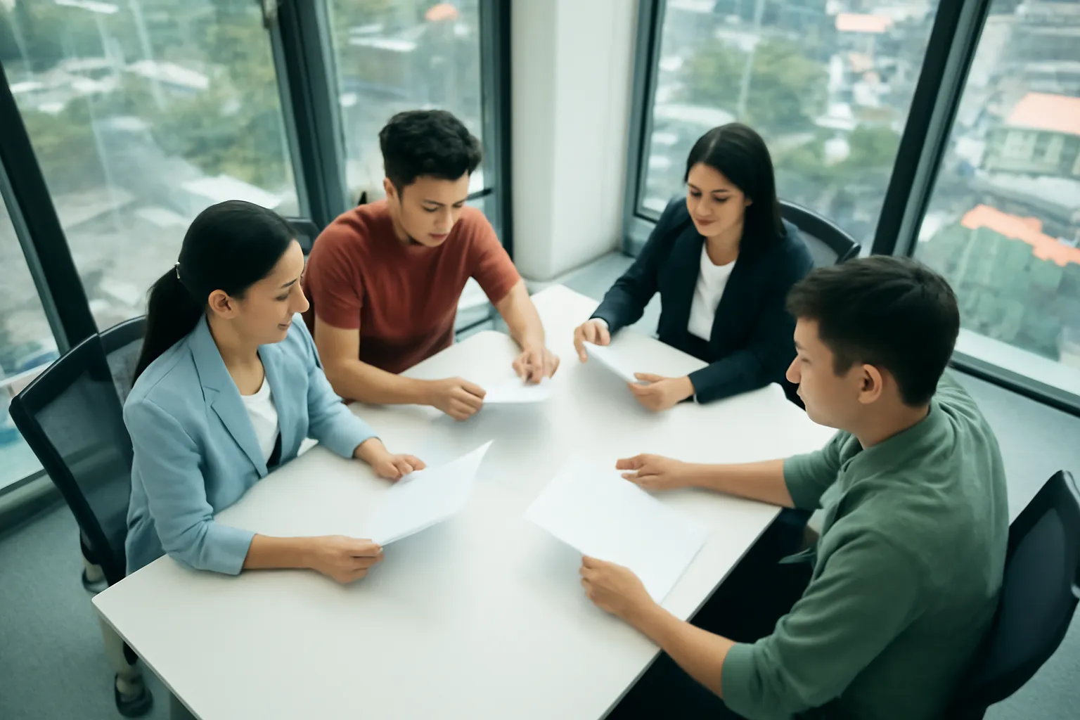 Nhóm khởi nghiệp và hai người làm quản lý xem tài liệu trong phòng họp kính ở Hà Nội